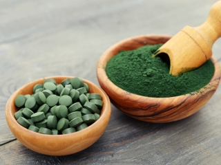 spirulina w proszku lub w tabletkach